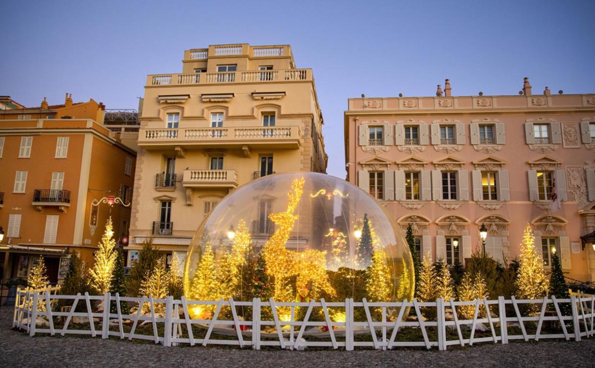 Bulle transparente décoré avec un renne géant